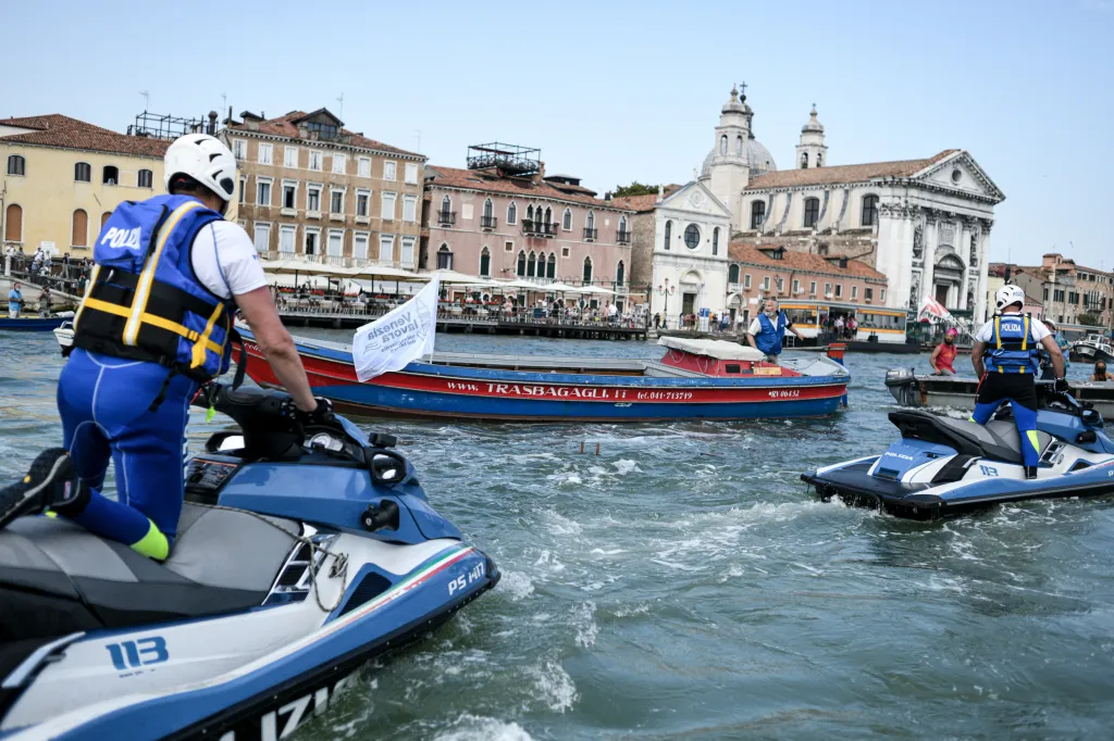 Ti jsou závislí na přílivu turistů, které lodě do italského města přivezou. Cestující šestnáctipatrové lodi MSC Orchestra v přístavišti čekaly přívětivé nápisy „Výletní lodě, vítejte zpět“, popisuje atmosféru agentura AP, která zprávu přinesla