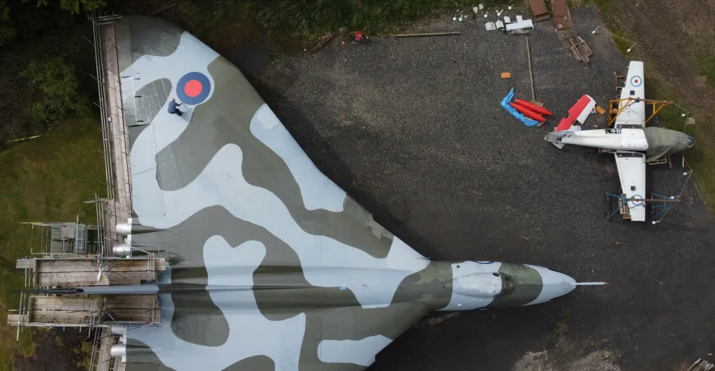 V anglickém Sunderlandu provádí jeden z restaurátorů opravu kamufláže na vojenském letounu Avro Vulcan. Ten je součástí expozice muzea NELSAM (North East Land Sea and Air Museum)