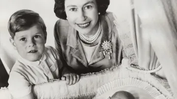 Princ Andrew, vévoda z Yorku, královna Alžběta II. a princ Edward, 1964, bromografie, bílý karton