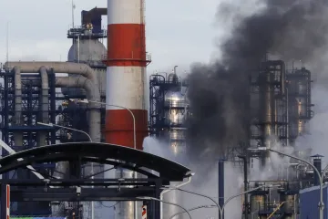 V rafinerii v ruském Krasnodarském kraji hořelo, Bělgorodská oblast hlásí ostřelování