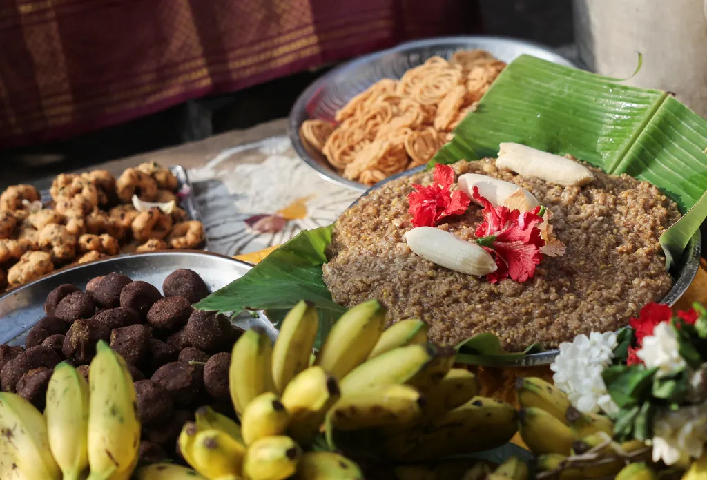 Fotografie zachycuje tradiční pokrm Pongal