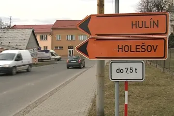 Z Holešova do Bystřice se jezdí po slalomové dráze