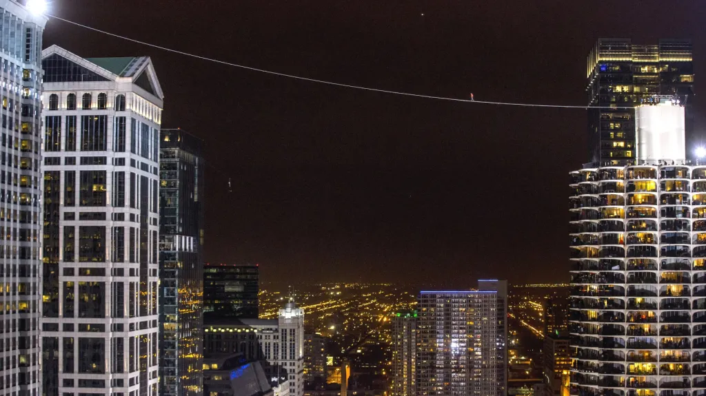 Provazochodec Nick Wallenda přešel mezi mrakodrapy