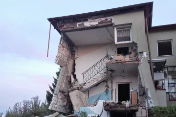 Výbuch v domě na Opavsku zabil jednoho člověka. Část objektu se zřítila, lidé dovnitř nesmí