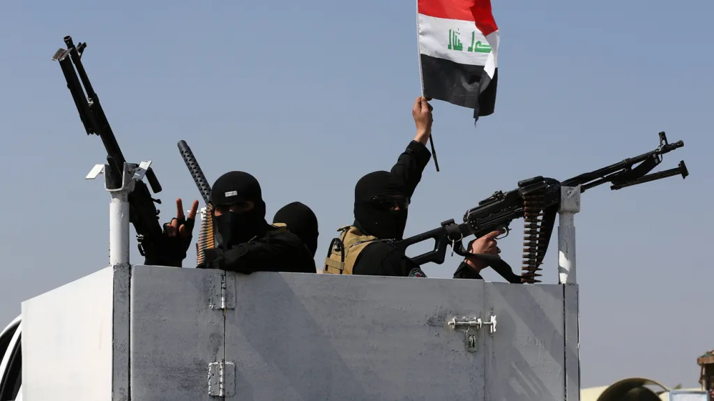 Členové šíitských Mírových brigád loajálních Muktadovi Sadrovi