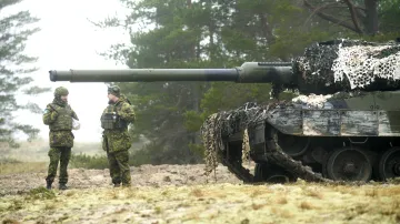 Ilustrační foto – Estonští vojáci u tanku Leopard 2 A7