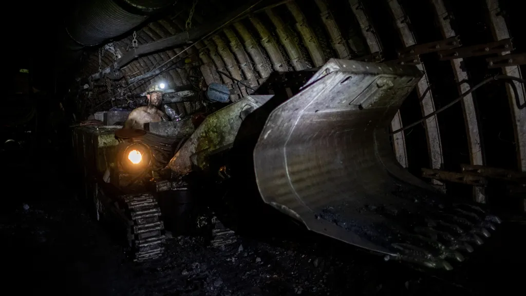 Důl ČSM, poslední důl v Česku, kde se ještě těží černé uhlí. Horník na čelbě