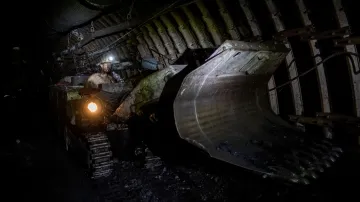 Důl ČSM, poslední důl v Česku, kde se ještě těží černé uhlí. Horník na čelbě