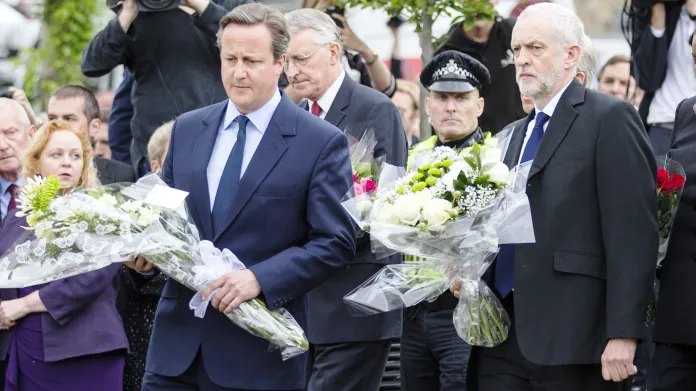 Britský premiér David Cameron a předseda labouristů Jeremy Corbyn uctili v Birstallu památku Jo Coxové