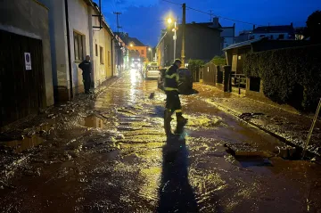 Silné bouřky na východě Čech lámaly stromy, zaplavovaly sklepy či ulice