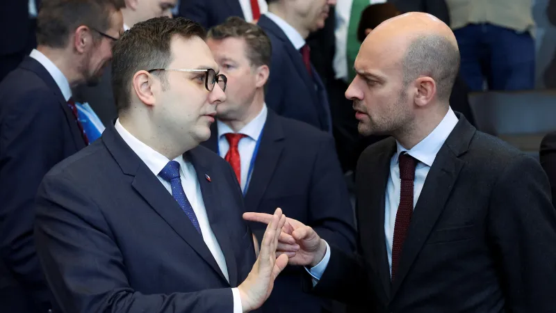 Šéf české diplomacie Jan Lipavský (vlevo) se svým francouzským protějškem Jeanem-Noëlem Barrotem na jednání ministrů zahraničí v Bruselu (4. dubna 2025)