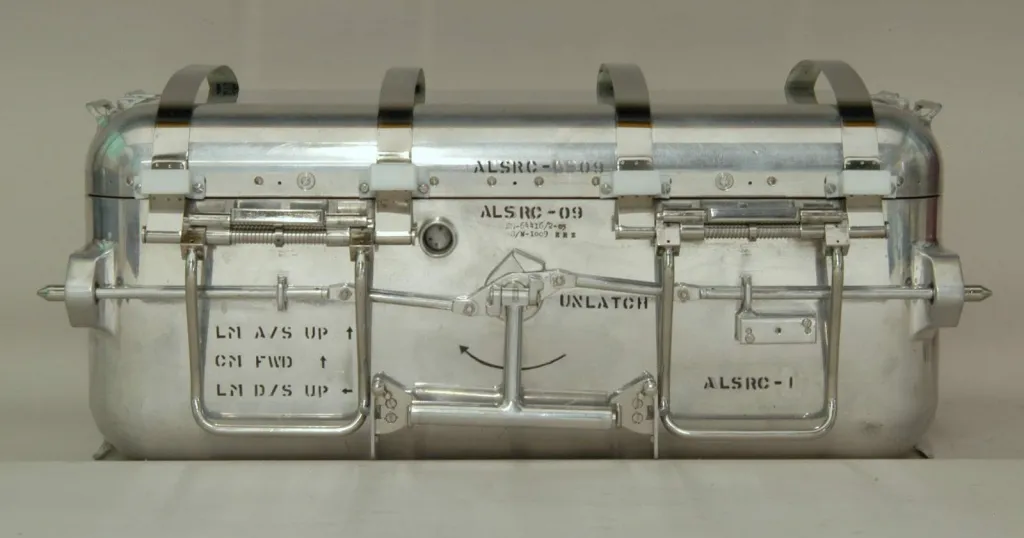 Tento speciální hliníkový box Apollo Lunar Sample Return Container (ALSRC) byl použit pro lunárních přistávací misi a zároveň měl chránit vzorky před změnou prostředí při navrácení na Zemi. Vzorky byly uloženy v teflonových fóliích a box byl vybaven protinárazovou sítovou vložkou