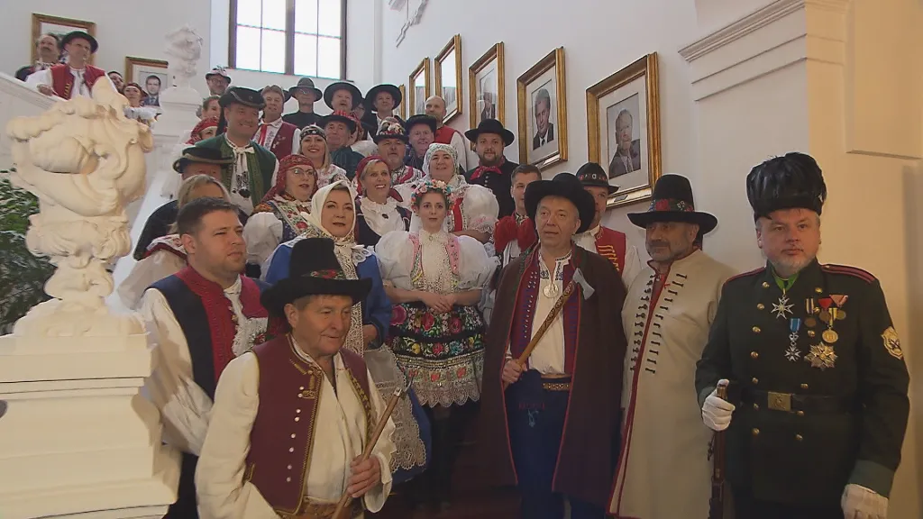 Poslanci vyměnili formální oblečení za lidové