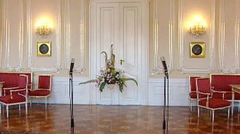 Premiér předal prezidentovi demisi