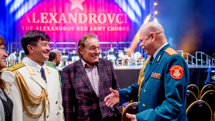 Karel Gott se setkal s členy ruského armádního sboru Alexandrovci před jejich vystoupením ve vyprodané pražské Tipsport areně 17. října 2015