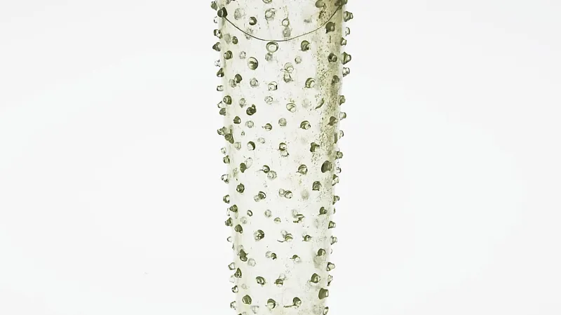 Typický představitel českého skla – vysoká číše s nálepy.