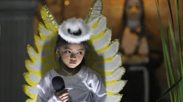 Dítě v přestrojení anděla ve filipínském městě Paranaque očekává setkání vzkříšeného Krista a Blahoslavené Matky, podle tamní tradice