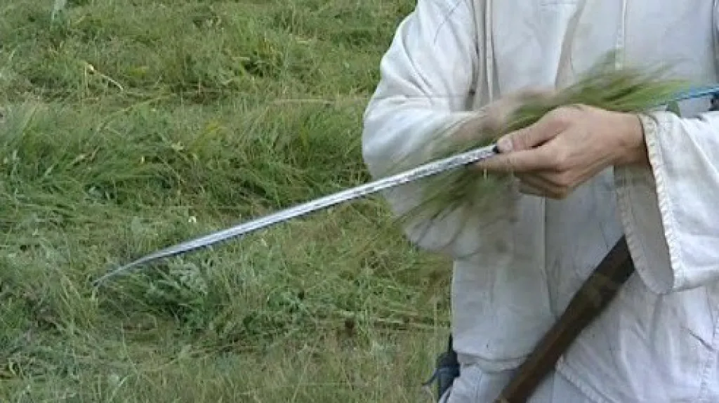 Dobrovolníci se pustili do kosení luk v Bílých Karpatech