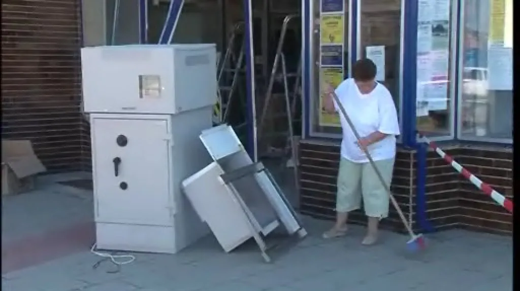 Zloději se snažili vytrhnout bankomat, na místě nechali dodávku