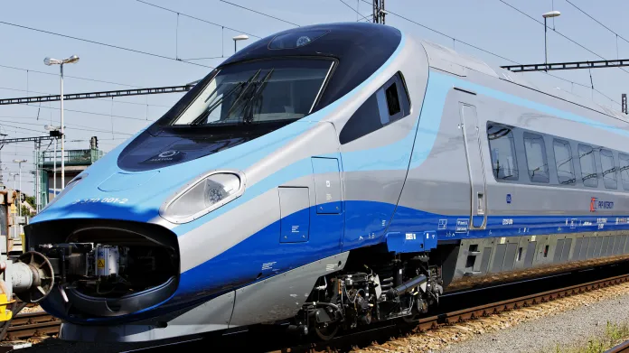 Třetí generace Pendolina jezdí například v Polsku. Tamní dopravce PKP Intercity však objednal vlaky bez nákladného naklápěcího systému.