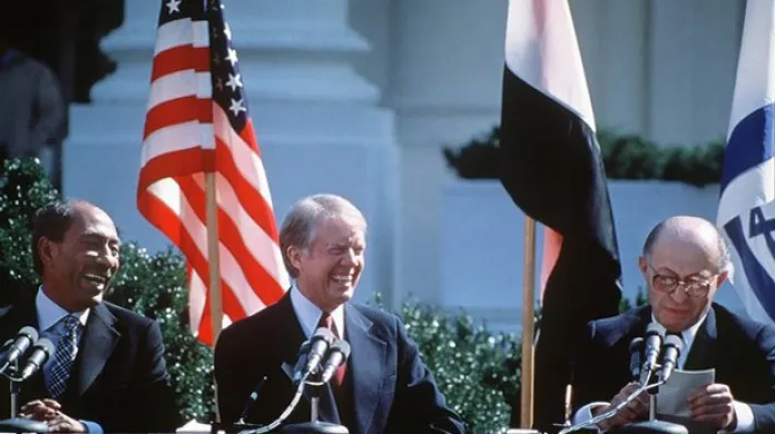 Egyptský prezident Anvar Sadat, americký prezident James Carter a izraelská premiér Menachen Begin