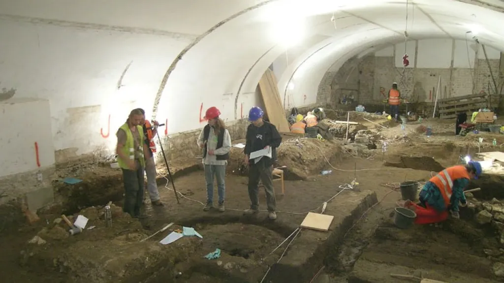 Výzkum ve sklepě pod Zrcadlovou kaplí