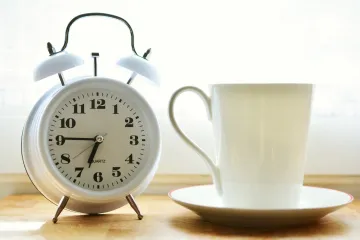 V noci na neděli se mění čas. Lidé budou spát o hodinu méně