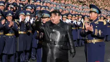 Kim Čong-un před severokorejskou armádou