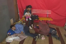 Romští uprchlíci z Ukrajiny přespávají na pražském nádraží i několik dní kvůli čekání na vyřízení víza