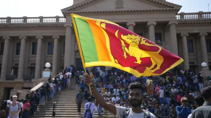 Demonstranti před prezidentským palácem v Kolombu
