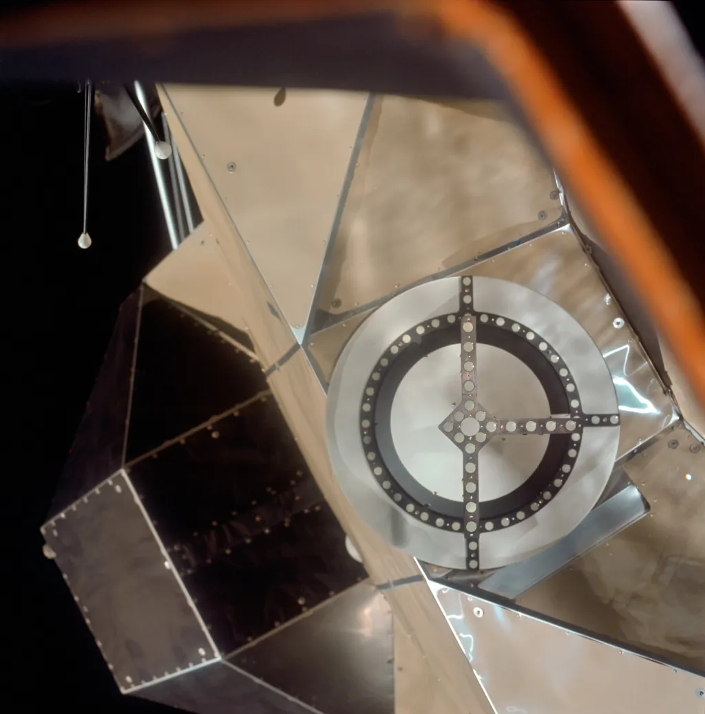 Detailní pohled na dokovací zařízení během spojení Apolla 11 (LM) a Command modulu na měsíční oběžné dráze. Astronaut Armstrong a Edwin E. Aldrin Jr. se vraceli z měsíčního povrchu, zatímco Michael Collins zůstal s moduly Command a Service na měsíční oběžné dráze, kde vyčkával na jejich přílet