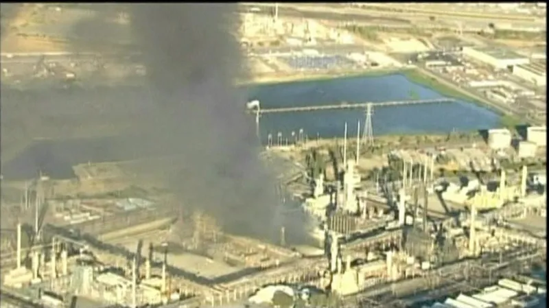 Hořící rafinérie na předměstí San Franciska