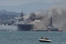 Na americké vojenské lodi v San Diegu řádil požár. Osmnáct námořníků muselo do nemocnice