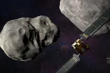 V noci se sebevražedná mise DART na zkoušku pokusí odrazit asteroid