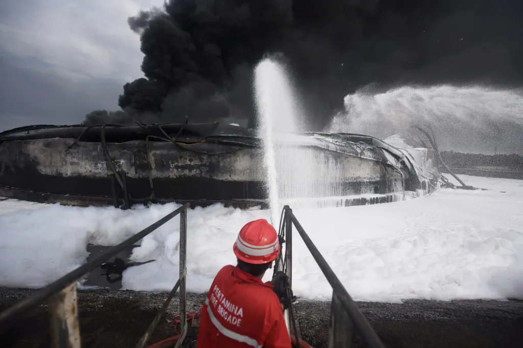 Obří požár zachvátil ropnou rafinérii Balongan v regentství Indramayu v Indonésii. Na snímku hasič chladí zařízení, kde došlo k výbuchu a následnému požáru. Výbuch byl slyšet až ve vzdálenosti jednoho sta kilometru od rafinérie
