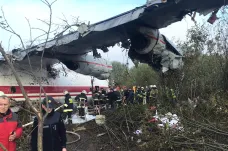 Při nouzovém přistání letadla Antonov An-12 na Ukrajině zemřelo pět lidí. Stroji došlo palivo