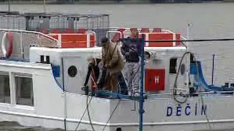 Vody Máchova jezera brázdí parník, který do vody vypouští hlinité soli.