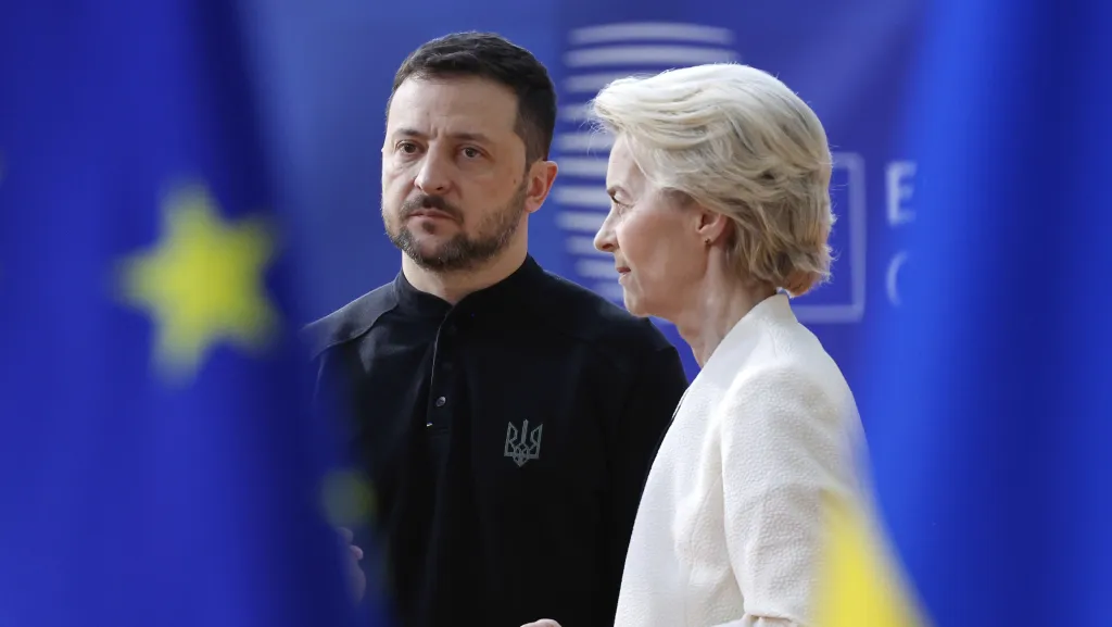 Ukrajinský prezident Volodymyr Zelenskyj a šéfka Evropské komise Ursula von der Leyenová na summitu EU