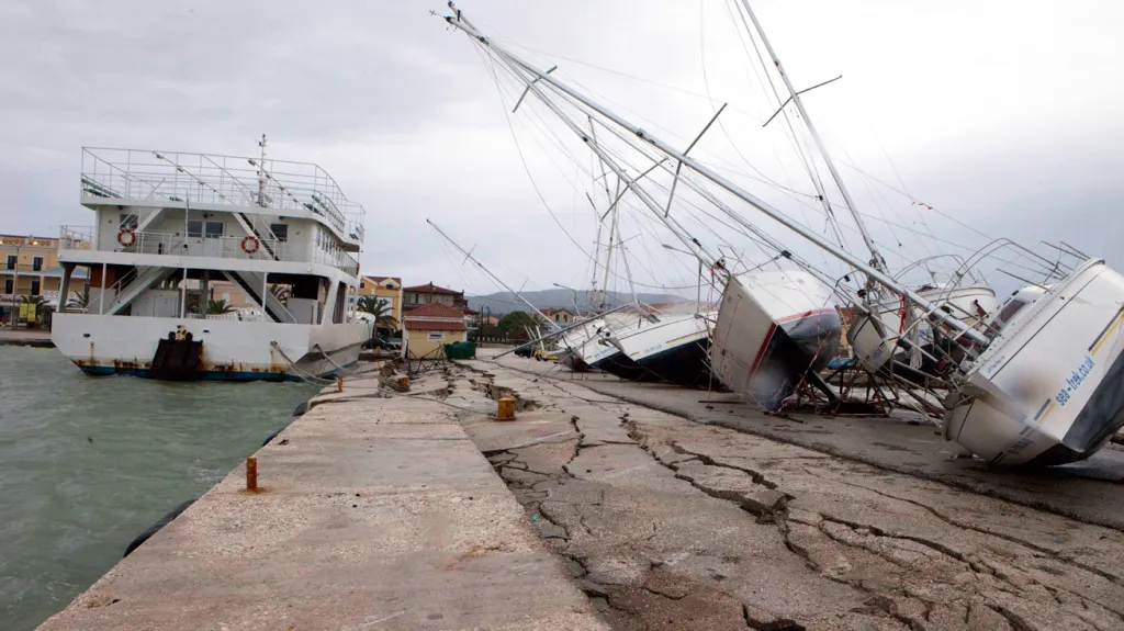 Následky zemětřesení v přístavu Lixouri v Kefalonii