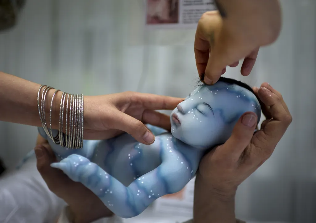 Hyperrealistický dětský avatar ze silikonu a vinylu značky Babyclon na veletrhu těchto panenek známém jako Reborns (Znovuzrození) ve španělském Bilbau.