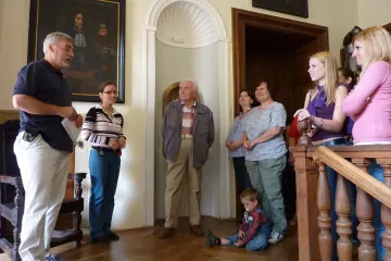 O prohlídku zámku s J. Rosákem byl na Mníšku zájem