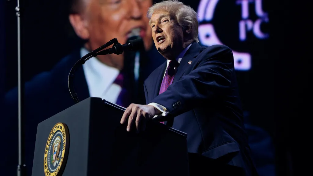 Americký prezident Donald Trump hovoří během akce organizace Turning Point USA ve Phoenixu v Arizoně