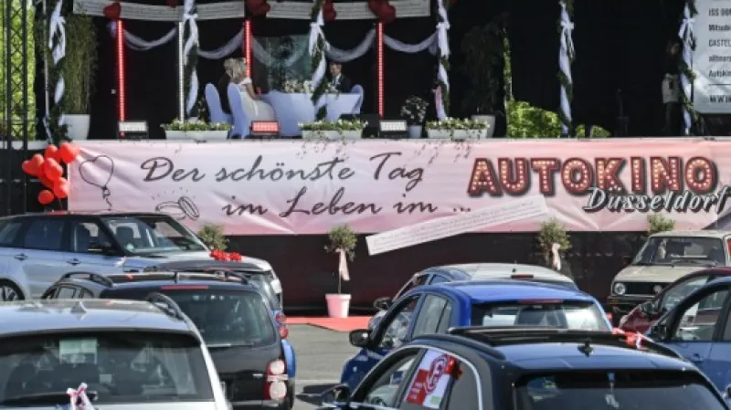 Svatba v autokině v Düsseldorfu.,  Autor: Martin Meissner,  Zdroj: ČTK/AP