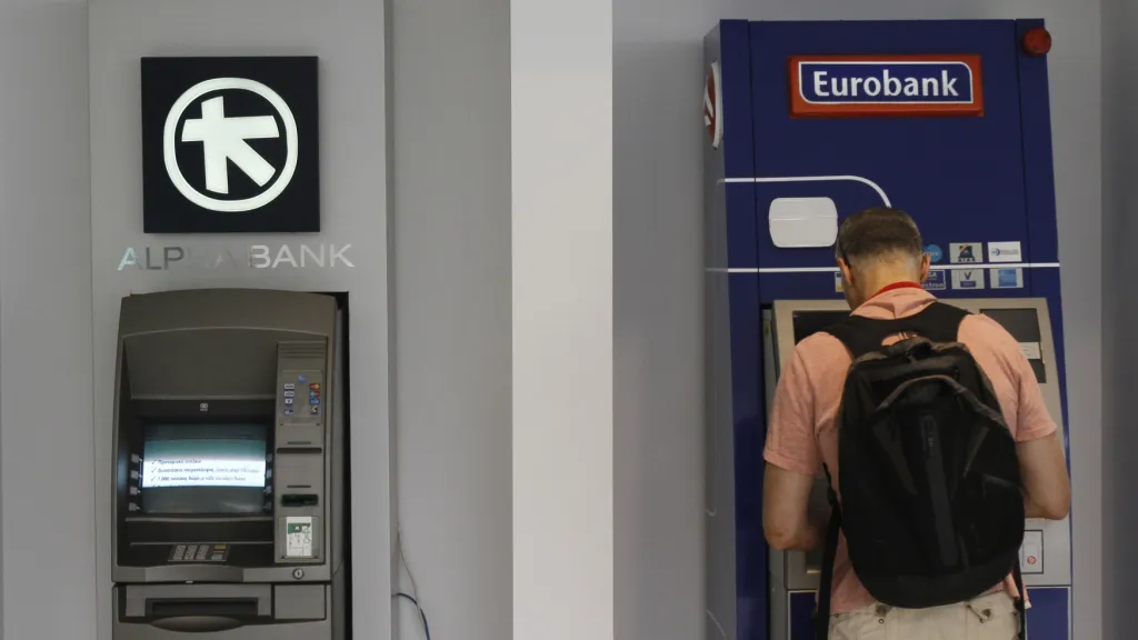 Řekové vybírají své peníze z bank