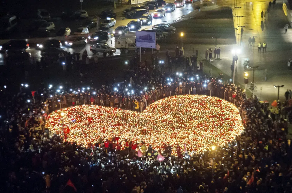 Lidé shromáždění kolem srdce ze svíček při pietě za zavražděného primátora Gdaňsku Pawla Adamowicze