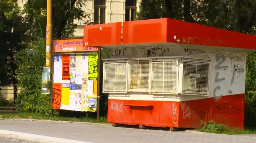 Opuštěný novinový stánek