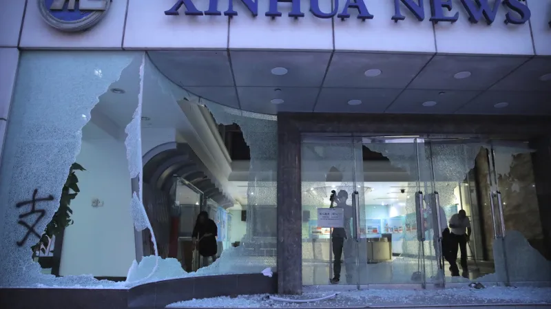 Poškozená hongkongská kancelář agentury Nová Čína