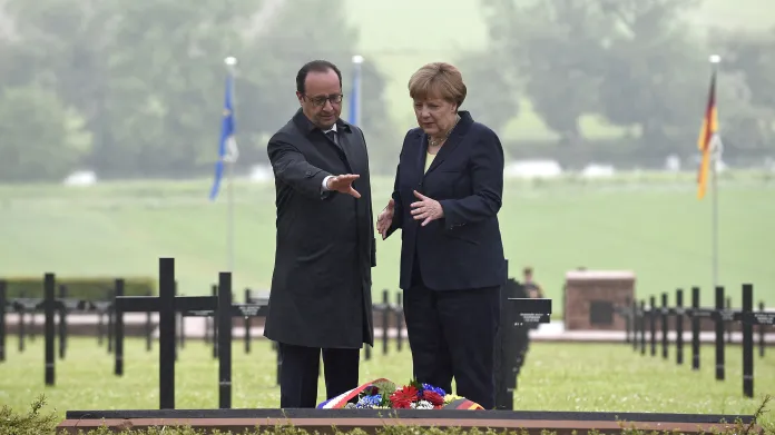 Hollande a Merkelová u Verdunu