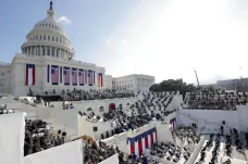 Joe Biden se před Kapitolem ujal úřadu. S Obamou si ťukli pěstí, hymnu zazpívala Lady Gaga