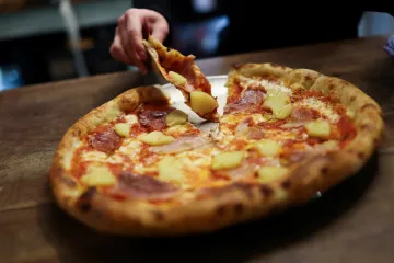 Britská restaurace „vychovává“ zákazníky, za pizzu s ananasem chce tři tisíce korun